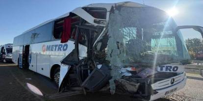 Afyon'da zincirleme kaza. Yolcu otobüsü TIR'la çarpıştı, 24 yaralı var