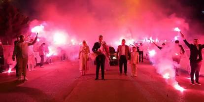 Konya'da kız isteyen şahıs mahalleyi değil ehliyetini yaktı. Gösterişin sonu kötü bitti