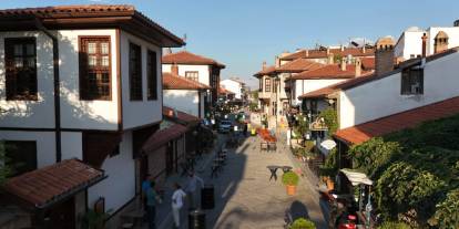 Konya’nın bu sokağı adım atanlara huzur veriyor. Tarihi evler var