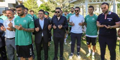 Konyaspor yönetimi futbolcularla birlikte dua etti