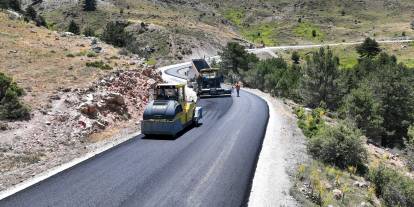 Konya'da araçların ön düzenlerini bozan yollar asfaltlandı