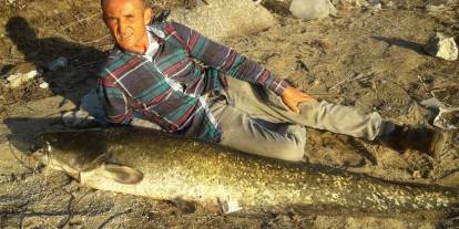 Amatör balıkçı boyu kadar balık yakaladı
