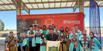Meramlı sporcular zirveye koşuyor