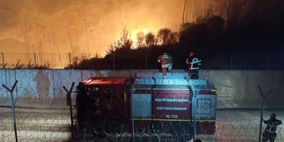 Suriye sınırında alevlerle mücadele gece de devam ediyor