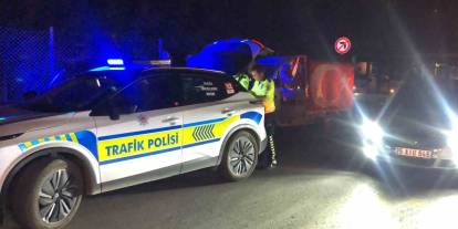 Yolun karşısına geçmek isteyen kadına ters yönden gelen plakasız araç çarptı