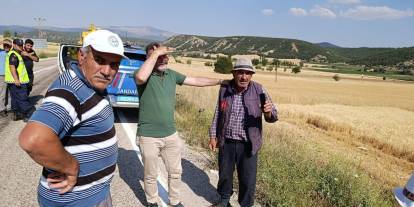 Konya'da hasat bereketi yangınla bölündü. Biçerdöver alevlere teslim oldu