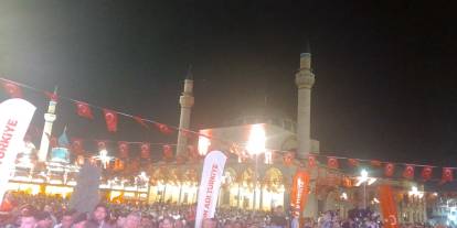 Konya'da 15 Temmuz coşkusu Mevlana meydanında yaşandı
