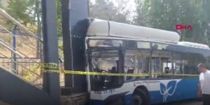 Ankara'da feci kaza! Belediye otobüsü üst geçitte çarptı, çok sayıda yaralı