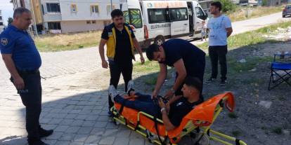 Motosiklet ile hasta servis minibüsü çarpıştı: 1 yaralı