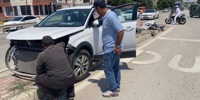 Beton mikseriyle temas eden araç refüje savruldu