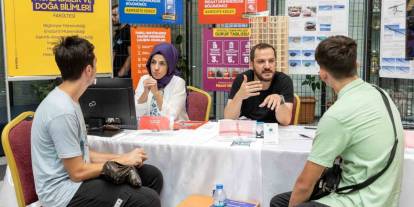 KTO Karatay üniversite adaylarının yanında. Gri Koç ve Rüştü Hoca geliyor