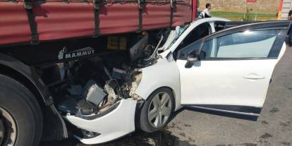 Otomobil tıra çarptı: 2'si çocuk 6 yaralı