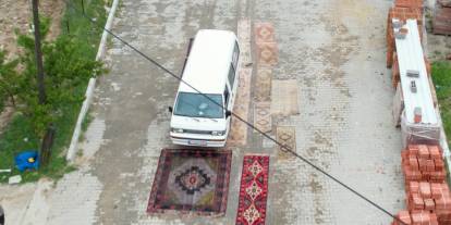 Halıya araçla eskitme yöntemi görenleri şaşırtıyor