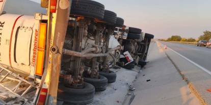Konya'da devrilen TIR'ın şoförü hayatını kaybetti