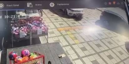 Konya'da yere çömelip poşetleriyle uğraşırken arabanın altında kaldı