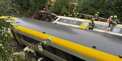 Yolcu treni raydan çıkarak devrildi: 3 ölü, 34 yaralı