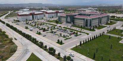 Aksaray Üniversitesi yeni döneme hazır. Okul sosyal donatılarla kaliteli eğitim veriyor