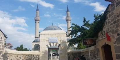 Konya'daki tarihi caminin etrafı yıkıldı. Kentsel dönüşüm projesi başlıyor