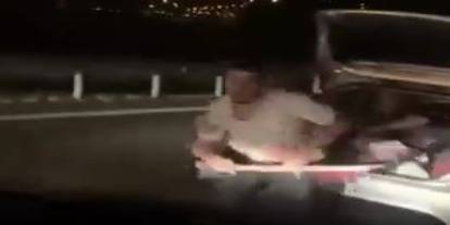Önünü kestikleri otomobilin sürücüsüne baltayla saldırdılar