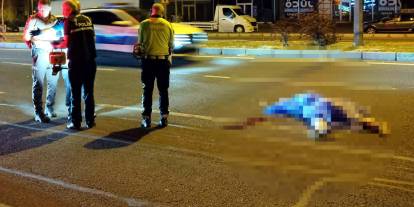 Hafif ticari araç çarptı, otomobil ezdi. Feci ölüm
