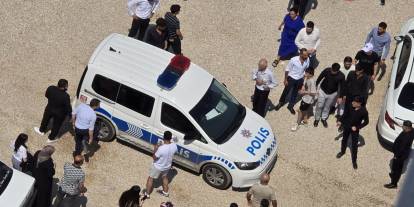 Düğünde kavga çıkarıp, ihbara gelen polis aracına zarar verdi