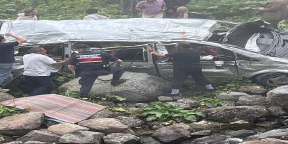 Turistleri taşıyan minibüs uçuruma yuvarlandı: Ölü ve yaralılar var