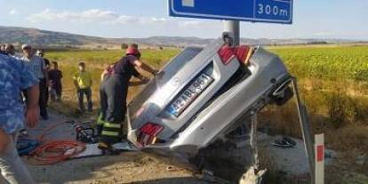 Yön levhasının direğine çarpan otomobil askıda kaldı; 4 yaralı