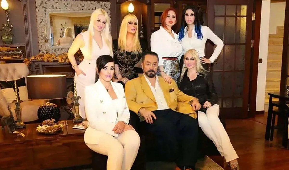 adnan-oktar-ve-kedicikleri.jpg