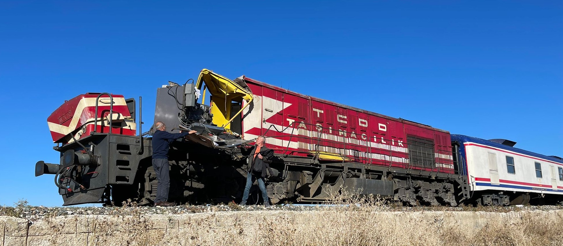 musta-tren-beton-pompasi-kamyonuna-car-393675-109184.jpg