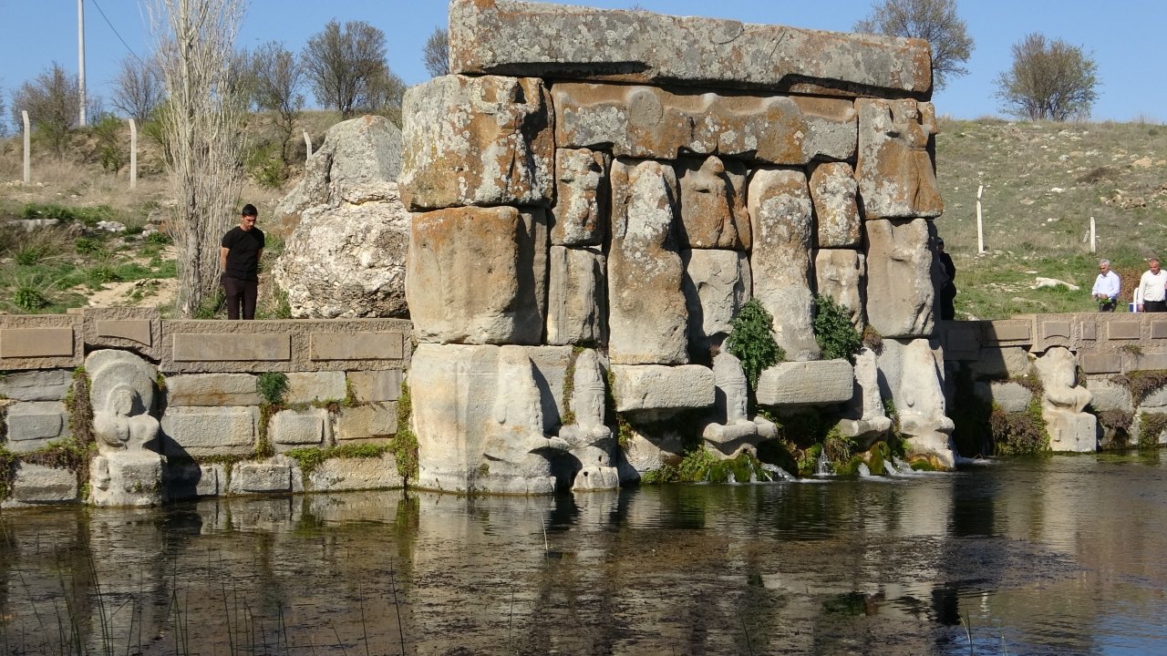 eflatunpinar-hitit-su-aniti-3.jpg