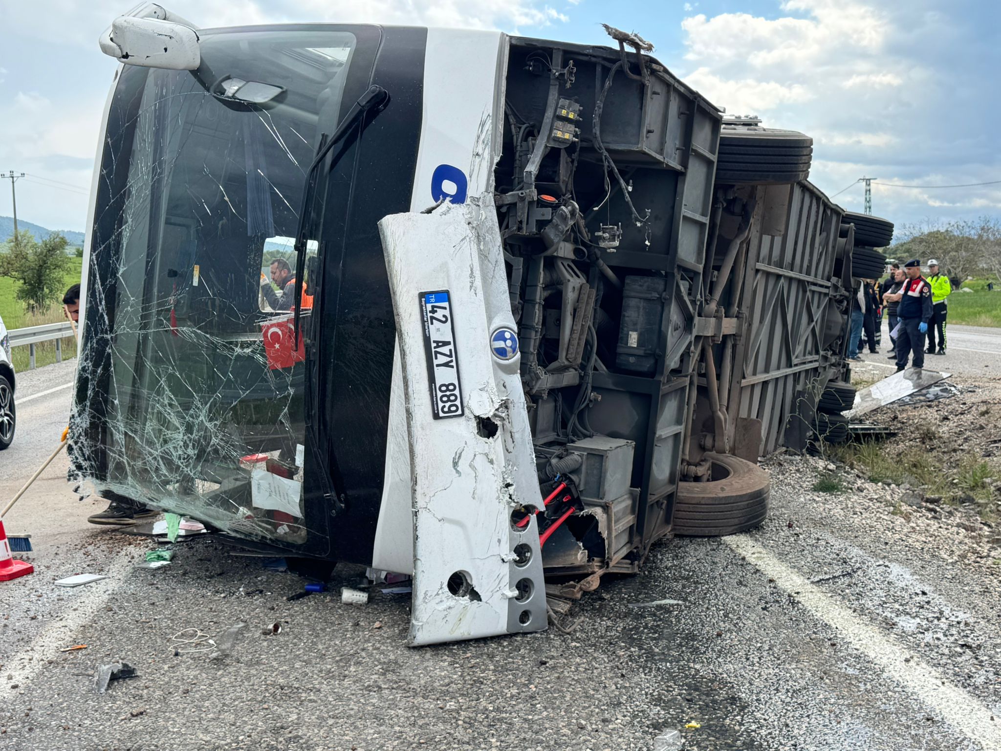 konyada-yolcu-otobusu-devrildi-14-yara-712304-210764.jpg