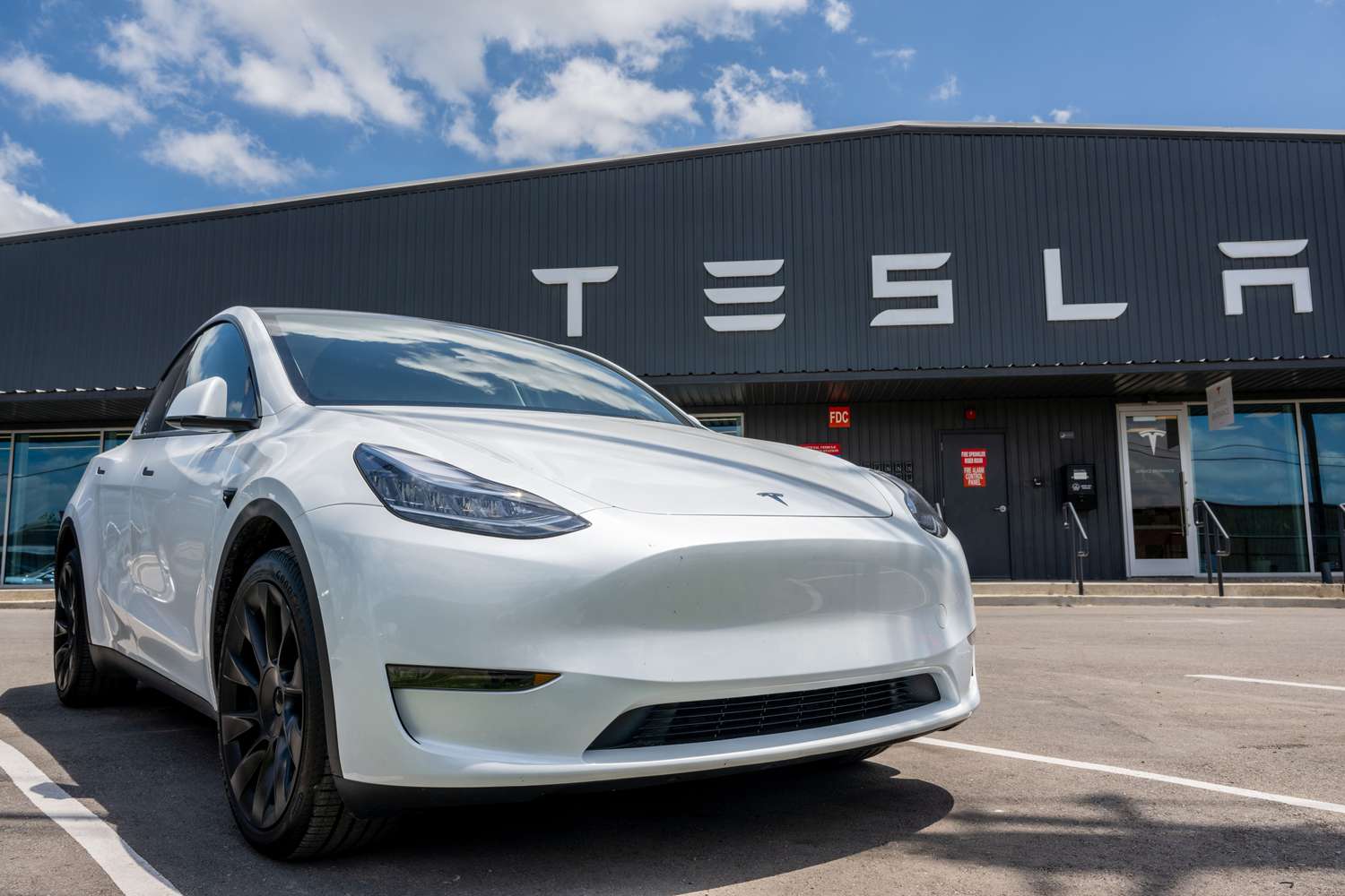 inv-tesladealership-gettyimages-1494887228-d84da0e690bd42fea0ebf3a667fc85bc.jpg