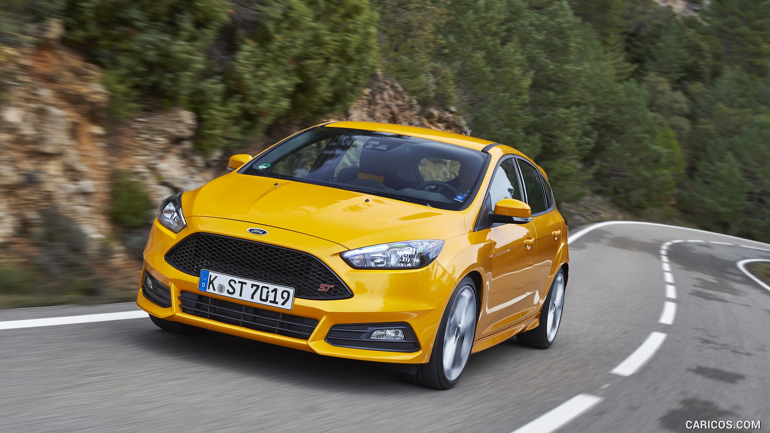 2015-ford-focus-st-34-2560x1440.jpg