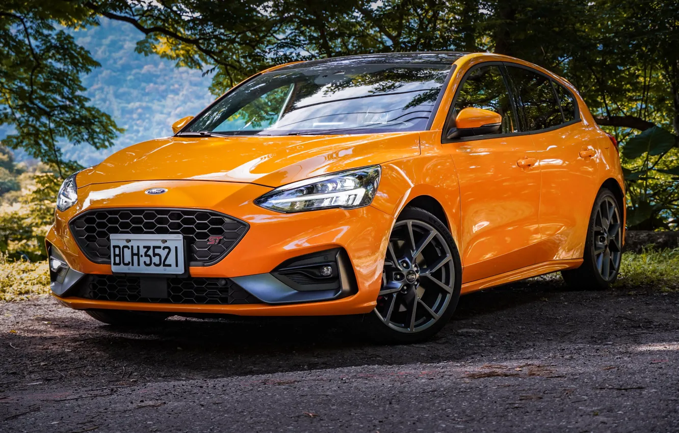 ford-focus-focus-st-2022-orange-front-side-wheels.webp