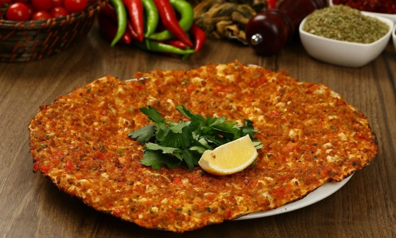 lahmacun-ayran-endeksi-ile-bodrum-yine-dillerde-ekonomist-seref-oguz-zamli-fiyatlari-duyurdu-1712738338815-2.webp