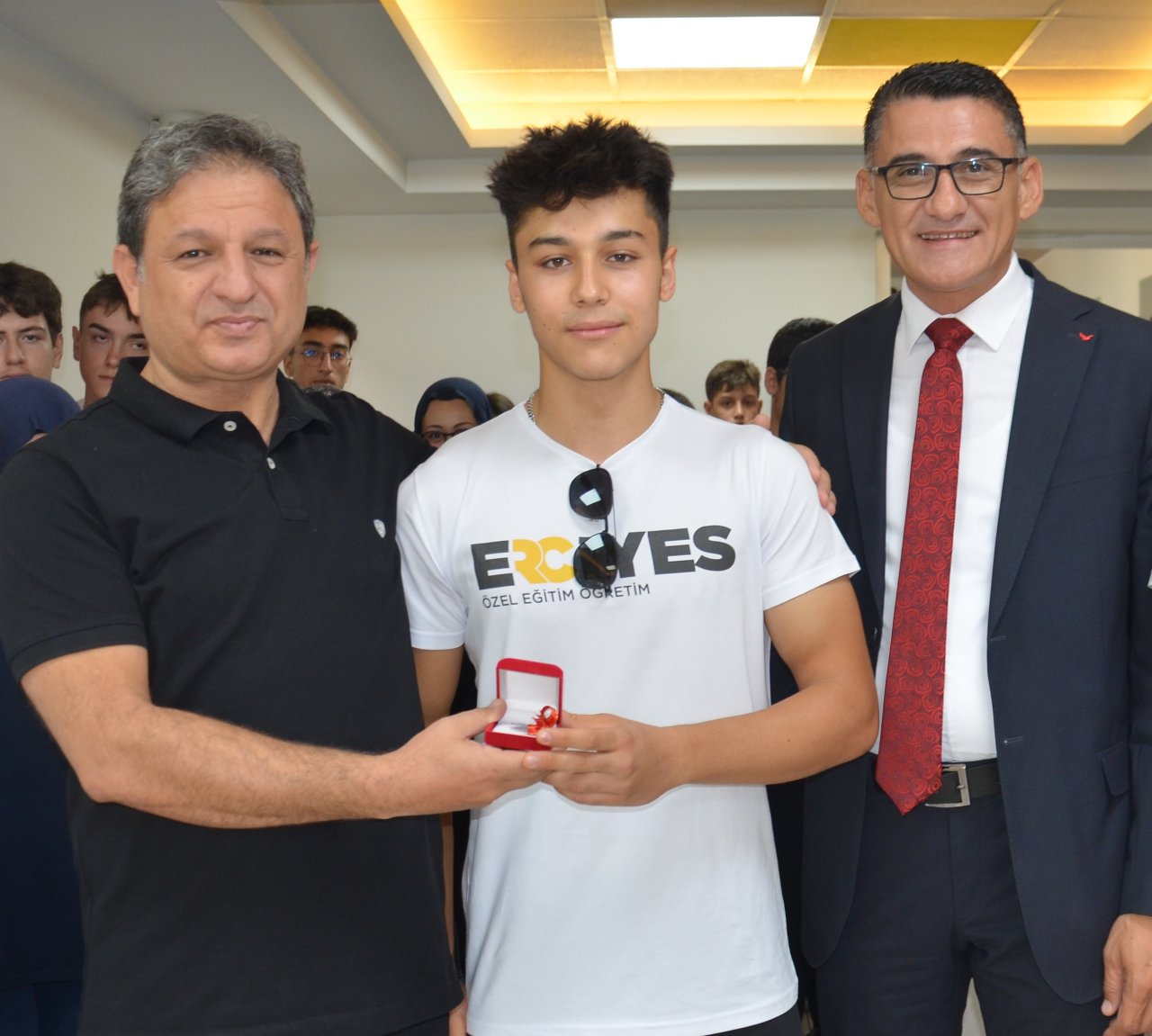 eray-topak-a-altin-verilirken-foto.jpg