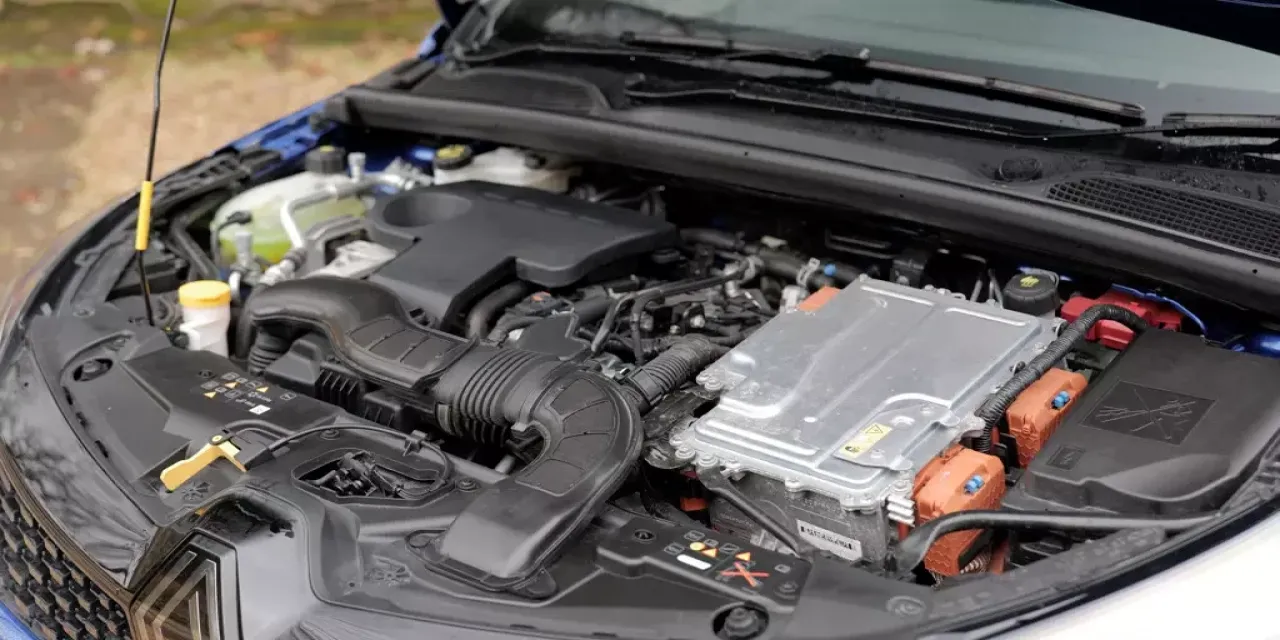 clio-motor-001.webp